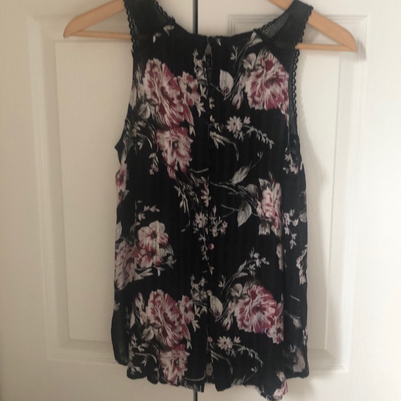 Sleeveless top. - Picture 5 of 10